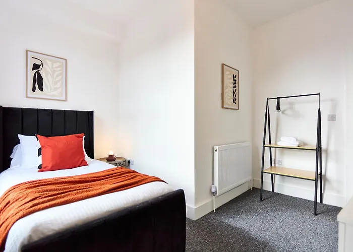 Contractor Accommodation, 6br House With Parking Leeds (West Yorkshire)