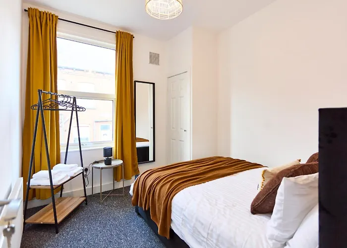 Contractor Accommodation, 6br House With Parking Leeds (West Yorkshire)