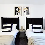 Holiday home Contractor Accommodation, 6br House With Parking