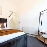 Holiday home Contractor Accommodation, 6br House With Parking Leeds (West Yorkshire)