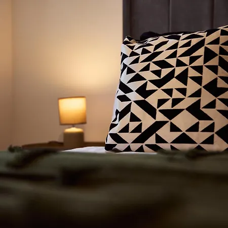 6br House Contractors Coporate Insurance Monthly Semesterbostad Leeds (West Yorkshire)