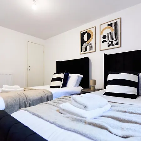 Contractor Accommodation, 6br House With Parking Vakantiehuis *