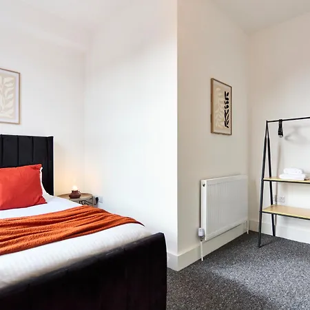 Contractor Accommodation, 6br House With Parking Leeds (West Yorkshire)