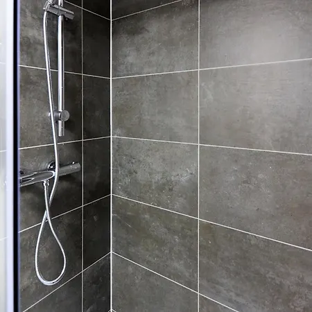 Contractor Accommodation, 6br House With Parking * Λιντς