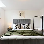 Contractor Accommodation, 6br House With Parking