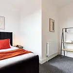 Contractor Accommodation, 6br House With Parking Leeds (West Yorkshire)
