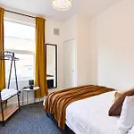 Contractor Accommodation, 6br House With Parking Leeds (West Yorkshire)