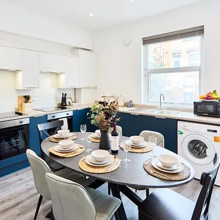 Holiday home Contractor Accommodation, 6br House With Parking